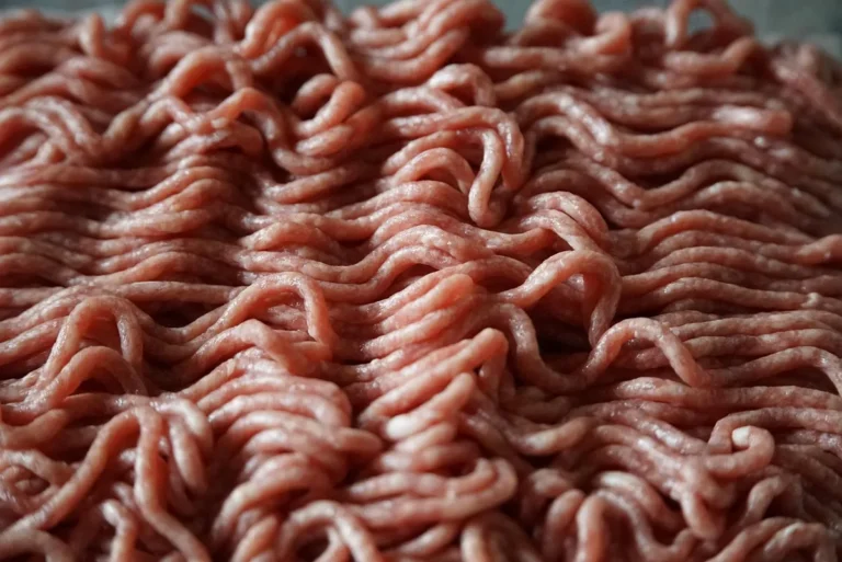 How to tell if ground beef is bad: close-up of fresh raw ground beef with a pink-red color