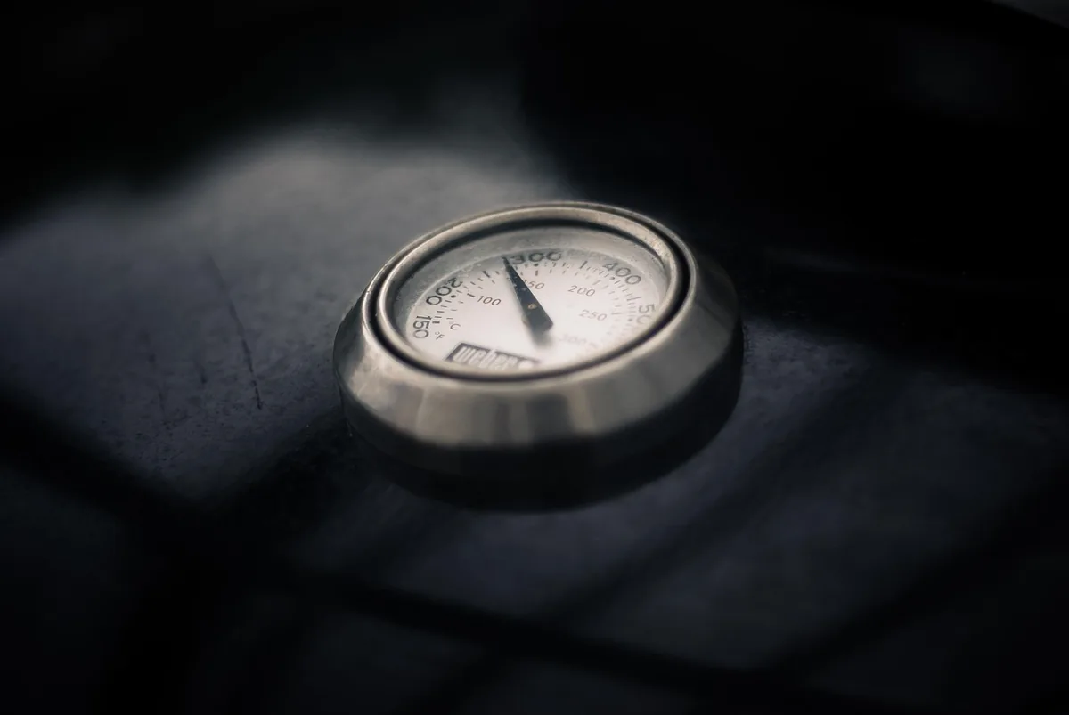 Temperature gauge on the lid of a grill or smoker